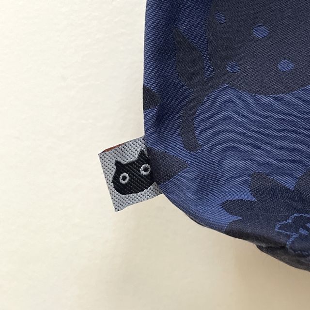 マタノアツコのトートバッグ猫のいる庭柄のロゴマークの画像