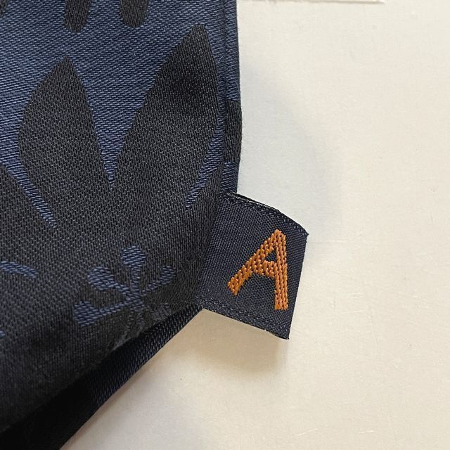 マタノアツコのトートバッグ猫のいる庭柄のロゴマークの画像