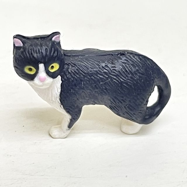 デザインフィルミドリカンパニーのミニマグネットネコ柄のハチワレ猫の画像