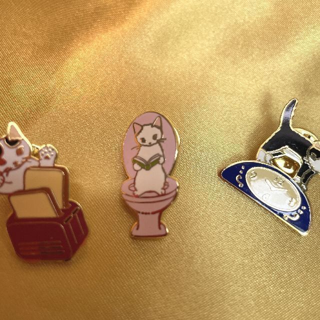 ポタリングキャットのピンバッジ「読書」柄のオモテ側の画像