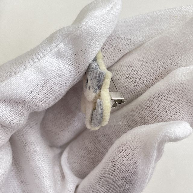 RU・RU・RUさんのハンドメイドフェルトブローチの脇側画像