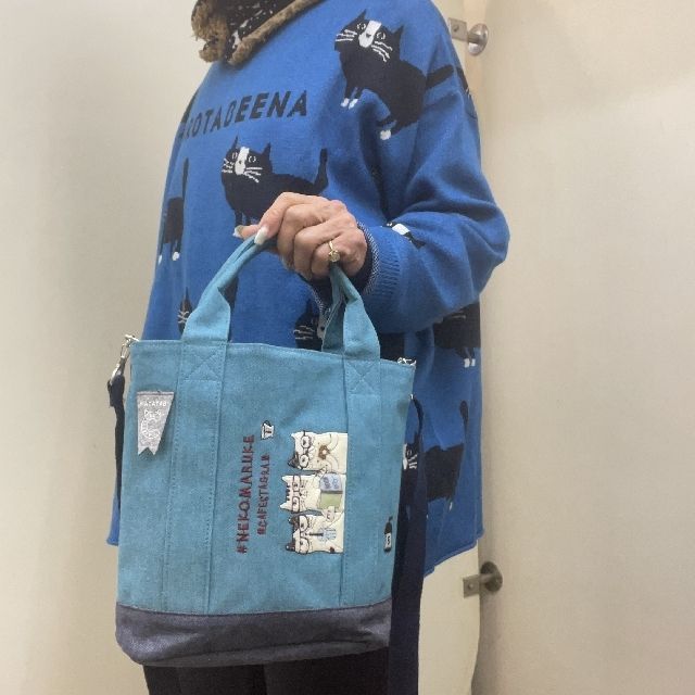 クスグルジャパンのネコまるけ楕円底バッグを手に持った画像