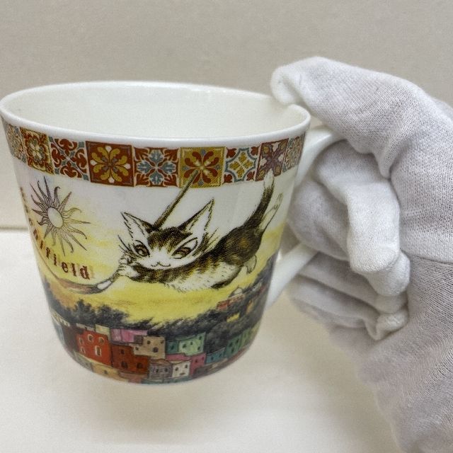 猫のダヤンの軽量マグカップ「メヒコ」柄を手に持った画像