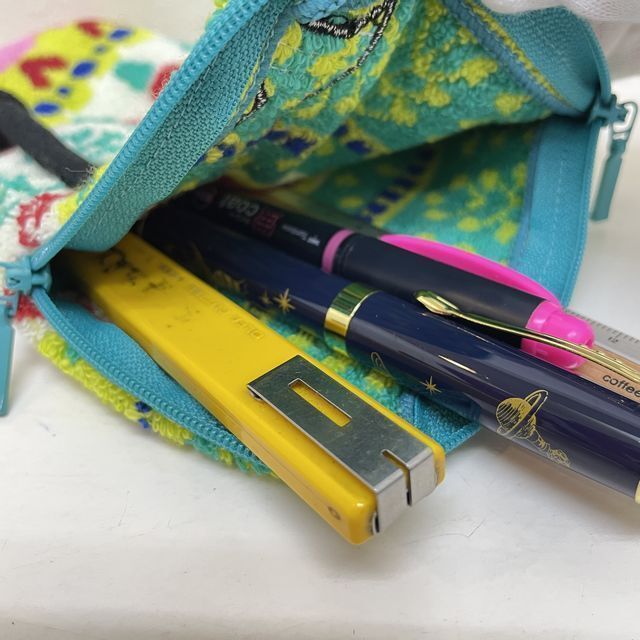 マタノアツコのペットボトルタオル・スペインの庭柄にペンやカッターなどを入れた画像