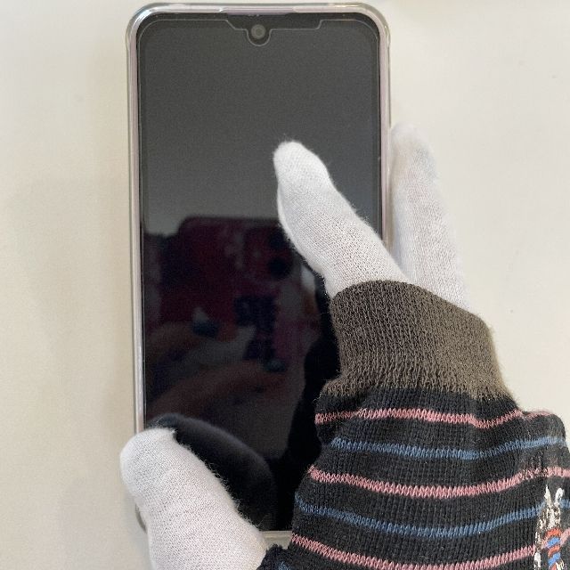 猫のダヤンのUV手袋「おそろいボーダー」柄メッシュ生地使用を嵌めて携帯電話を操作する画像