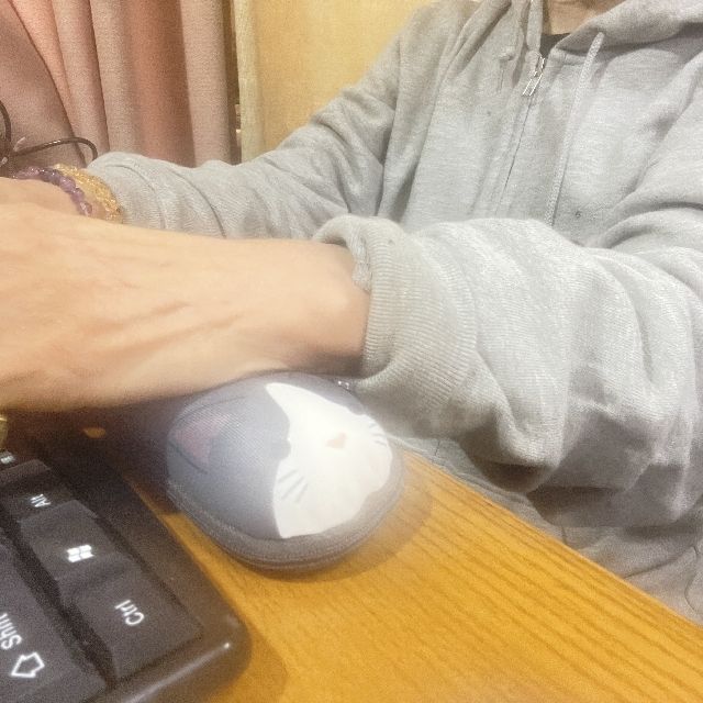 クツワのペンケース＆リストレスト「ハチワレ猫」柄に手を置いた画像