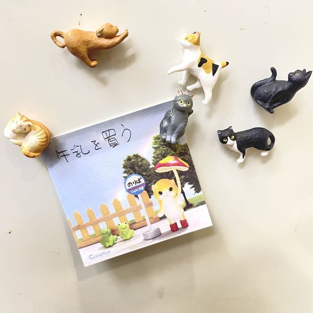 デザインフィルミドリカンパニーのミニマグネットネコ柄を冷蔵庫に貼った画像