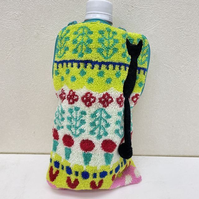 マタノアツコのペットボトルタオル・スペインの庭柄にペットボトルを入れた画像