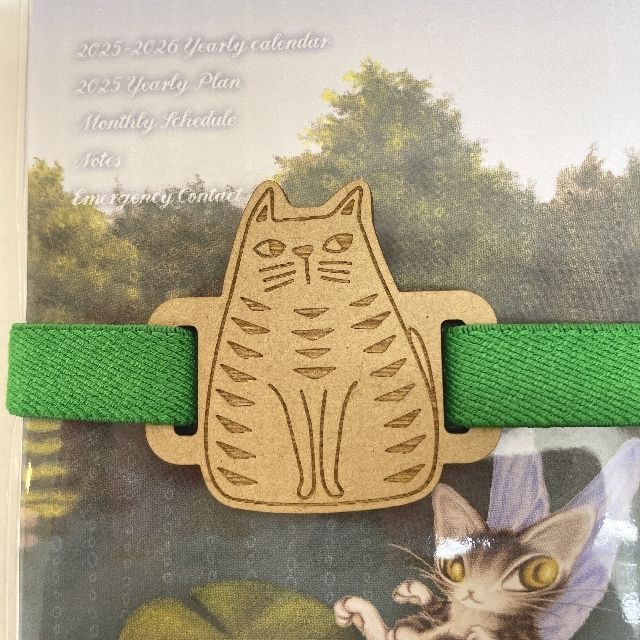 クルーシャルの御朱印帳バンド猫のだいふく柄を手帳に嵌めた画像