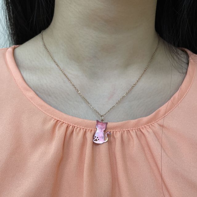 秋元彩花ハンドメイドネックレス猫肉球ハート柄を着けた画像