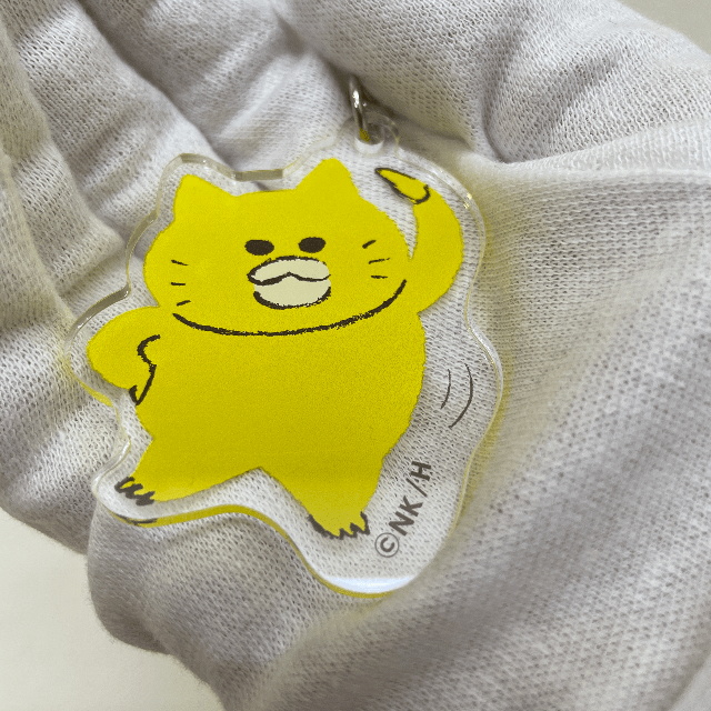 マリモクラフトのノラネコぐんだんのアクリルキーホルダーたいそう柄を手に持った画像