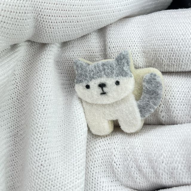 RU・RU・RUさんのハンドメイドフェルトブローチを手に載せた画像