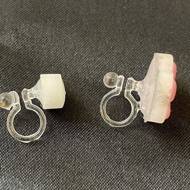 猫の肉球ハンドメイドのレジン制イヤリングの脇側画像