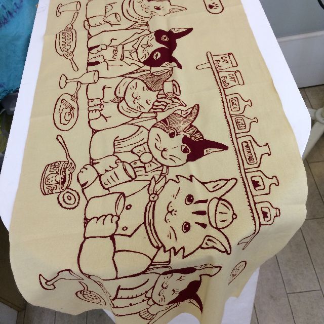 こじましんデザインの手ぬぐい「CAT's　Bar」柄をテーブルに敷いた画像