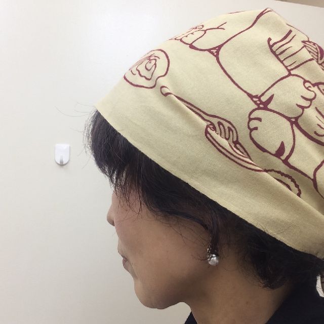 こじましんデザインの手ぬぐい「CAT's　Bar」柄を頭に巻いた画像