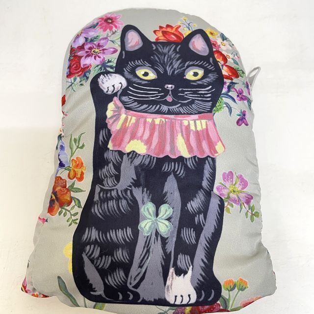 エイトミリオンワークスのナタリーレテのエコバッグラッキーキャットをポケットに収納した画像
