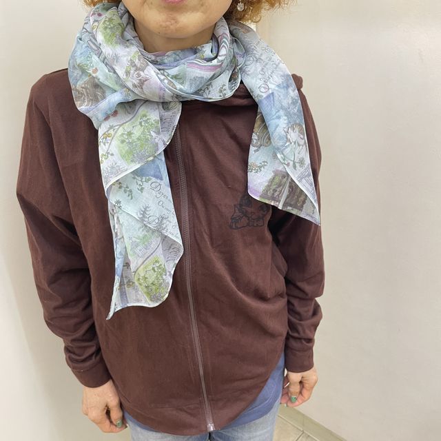 猫のダヤンのアートストール東欧スケッチ柄を首に巻いた画像