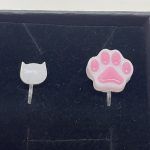 【メール便・秋元彩花】ハンドメイドイヤリング・「肉球＆猫の顔」柄・レジン
