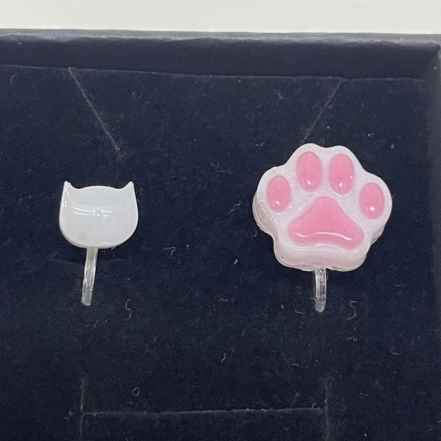 猫の肉球ハンドメイドのレジン制イヤリングの全体画像
