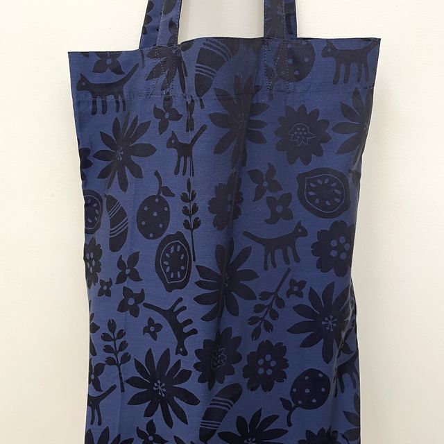 マタノアツコの猫のいる庭柄トートバッグの全体画像