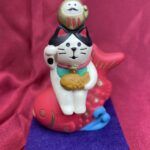 【DECOLE・concombre】置物・鯛乗りまねき猫・ハチワレ猫・フェルトマット付き