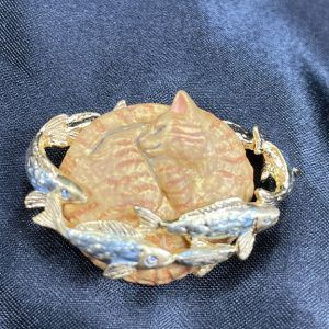 【送料無料・パルナートポック】ブローチ・「土星上の夢」柄・茶トラ猫ボス