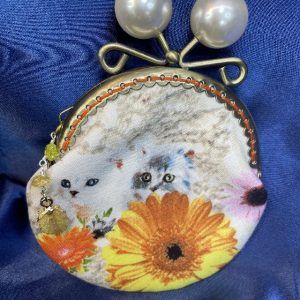 【gonta1998】がま口小銭入れ・ハンドメイド・猫柄・大きなツマミ・チャーム付き