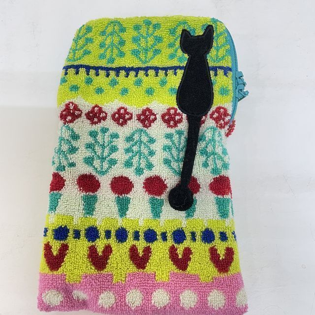 マタノアツコのペットボトルタオル・スペインの庭柄のオモテ側の画像