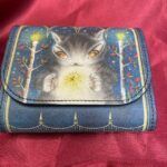 【送料無料・猫のダヤン】コンパクト財布・WCCラップランド柄・本革製・ネイビー色