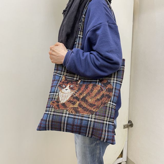 松尾ミユキのゴブラン織りトートバッグ・Maron柄を肩に掛けた画像