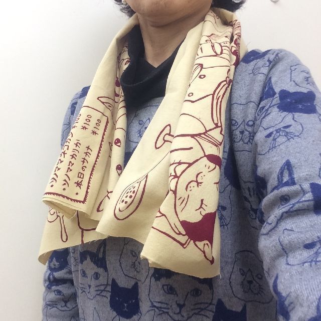 こじましんデザインの手ぬぐい「CAT's　Bar」柄を首に巻いた画像