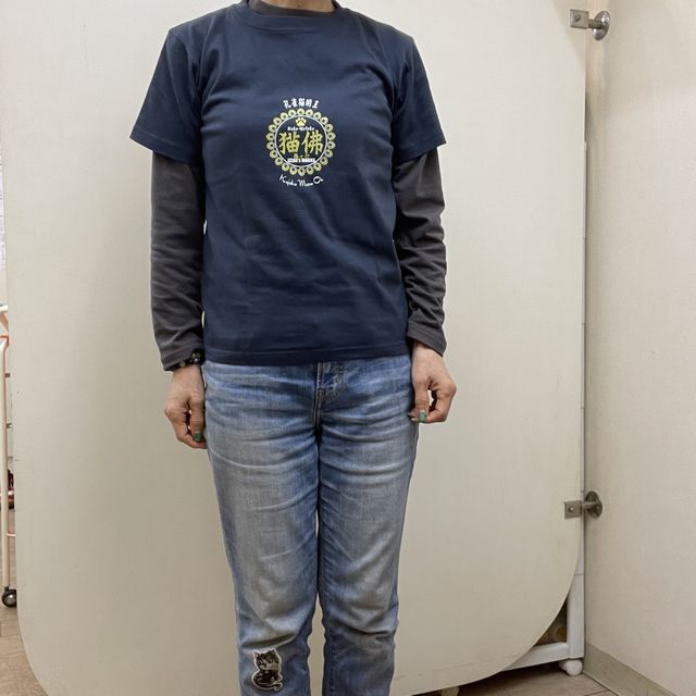 IZZAOの猫佛Tシャツ孔雀猫明王を着たオモテ側画像