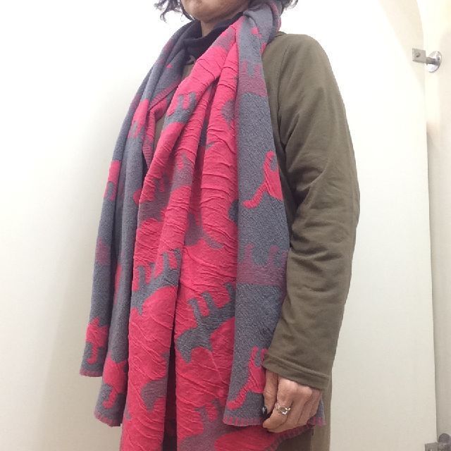 マタノアツコのウール混ショールを首に巻いた画像