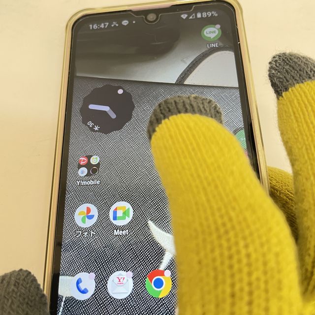 猫のダヤンのジャガード手袋メヒコ柄を嵌めてスマホを操作する画像