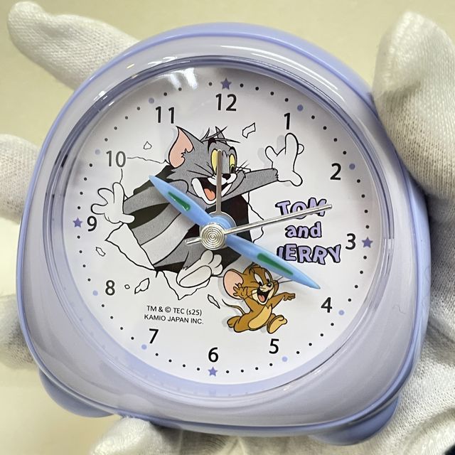 クラックスのミニライトクロックTOM and JERRY柄を手に持った画像