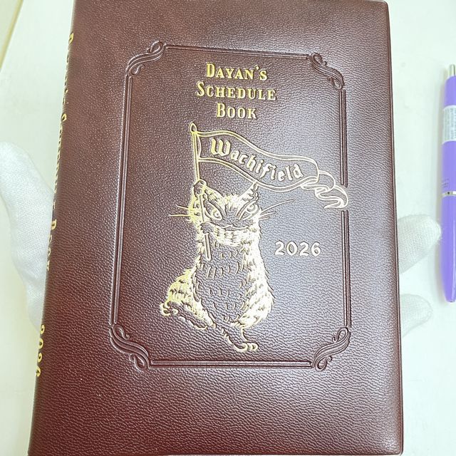 猫のダヤンの2026年スケジュール帳濃茶を手に持った画像