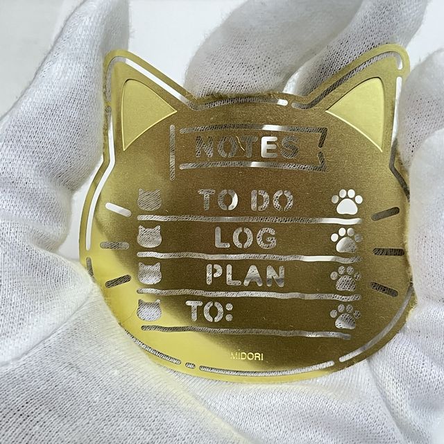 ミドリのモチーフテンプレート・ネコ柄を手に持った画像