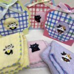 【コージカンパニー】タオルハンカチ・「ハグする猫ハンカチ」柄 ・ミケネコ・ブチネコ・クロネコ