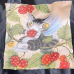 【メール便・猫のダヤン】メガネ拭き・フェアリーダヤンの「ランチはベリーひと粒で」柄