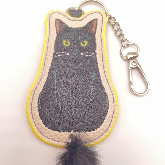 メール便・マタノアツコ】フェルト刺繍「猫のブローチ」。ブラック